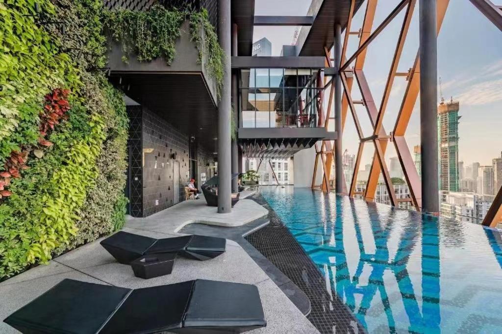 Апартаменты Borderless Swimming Pool - Invincible Twin Towers View - Free Wifi Kampong Gombak Utara Экстерьер фото